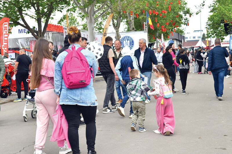 PORODIČNI DAN ISPUNIO SAJAMSKE HALE, PAVILJONE I ULICE - Najmlađi uživali među traktorima, životinjama i velikim mašinama