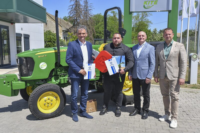 Sa Sajma pravo na njivu: uručen traktor dobitniku iz Sota