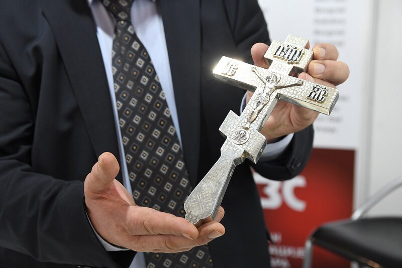 SJAJ (Shine) in the sign of an exhibit: visitors enchanted by a silver cross